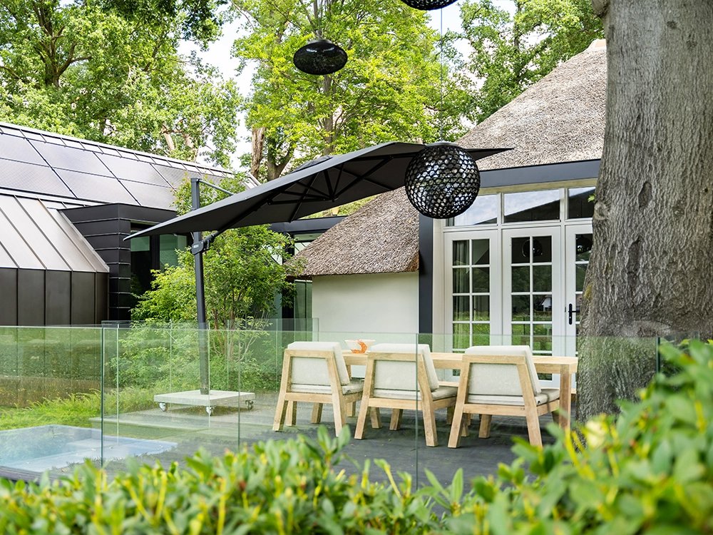 Wat is beter, een donkere of lichte parasol