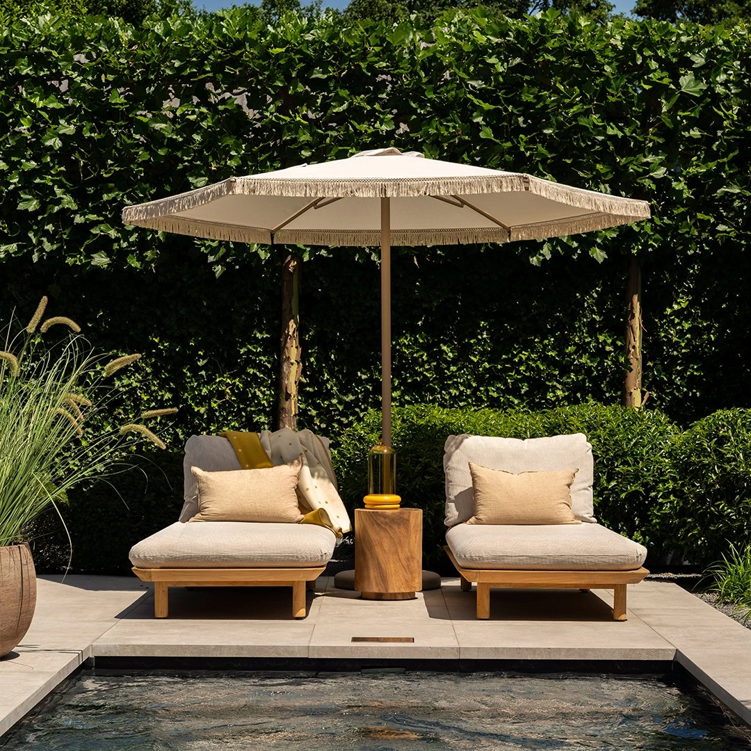 beige parasol met franjes